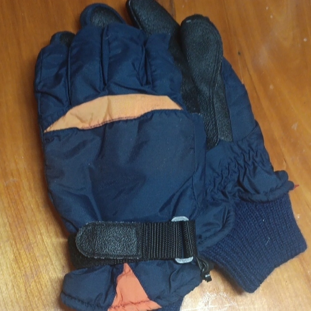 Hat and gloves bundle - Picture 2 of 14
